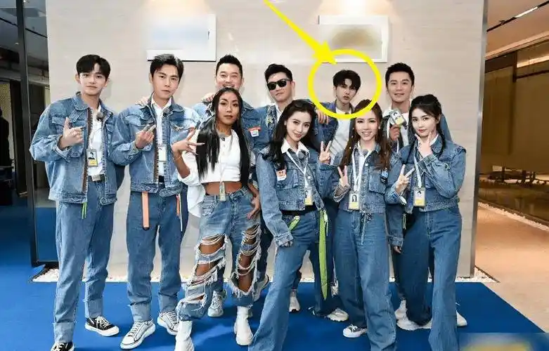 178郑恺和184蔡徐坤同框,当二人一起背过身时,谁在撒谎很显然_身高