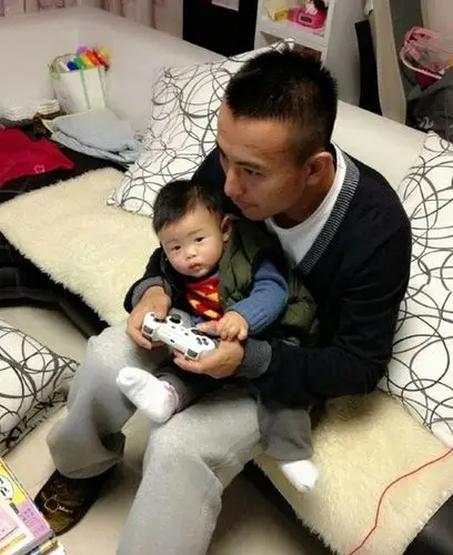 毛剑卿全家福曝光 妻子小清新儿子小可爱