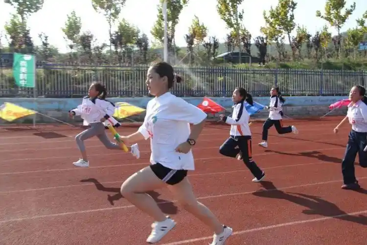 阳光下奔跑赛场上逐梦蔄山中学举行秋季尚美体育文化节