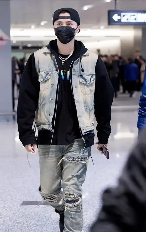 罗志祥身穿牛仔外套内搭黑色连帽卫衣现身 打扮时尚个性帅酷十足