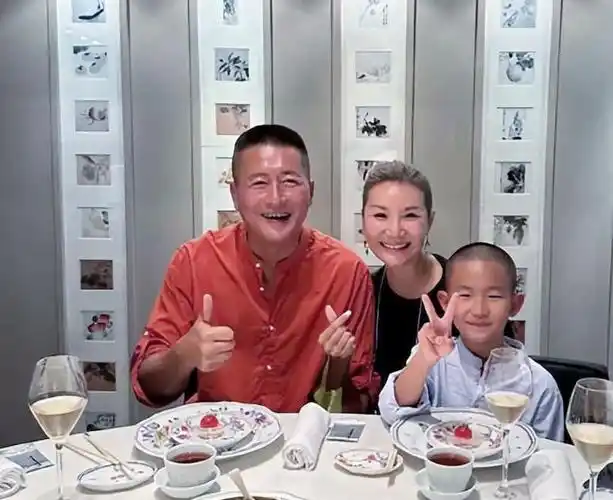 江珊老公陪继女逛街,关系好得似亲生,25岁憶心素颜被指像40岁