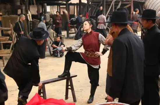 《强者风范》剧照王子瑜饰演女匪头薛敏