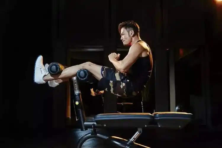 当众"卖肉",吓哭刘涛,一身肌肉也拯救不了他中年油腻._杨烁