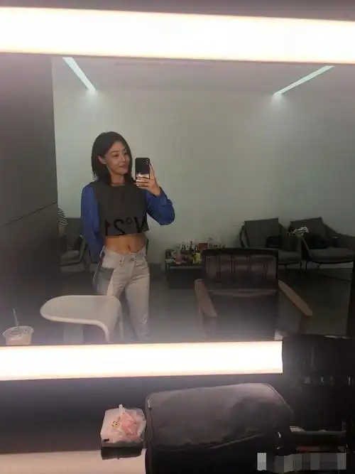 《爱情公寓》"小姨妈"晒自拍,大秀迷之马甲线,粉碎怀孕孕传闻!