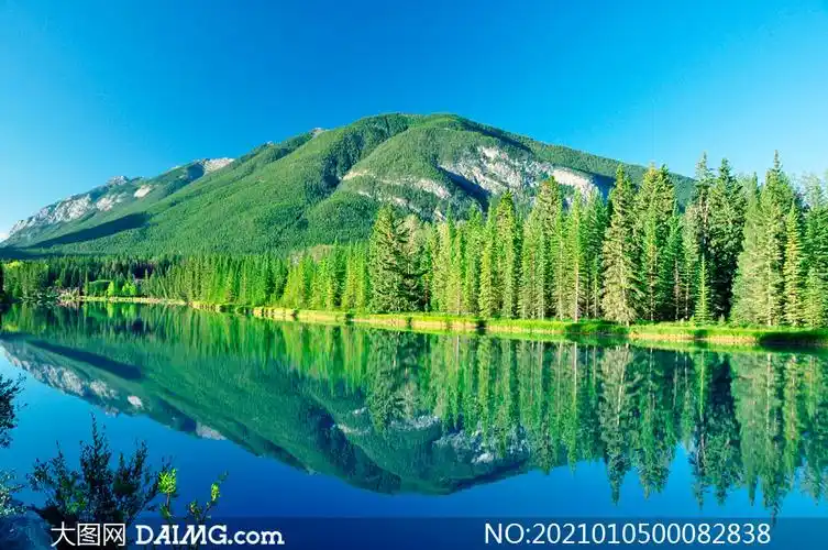 蓝天下的青山绿水风光摄影图片