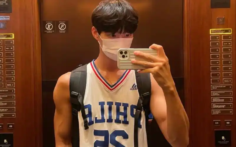 腹肌小哥哥,身材超棒的.