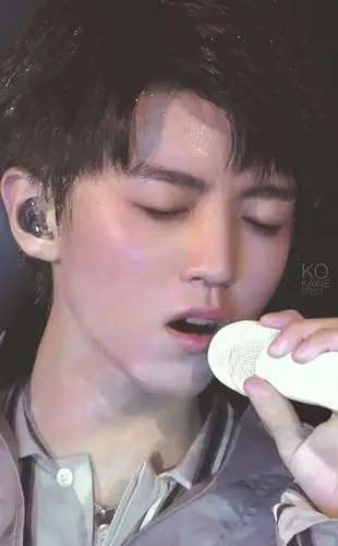 王俊凯分享171004饭修王俊凯高清帅照耀眼星河不及他眉眼半分