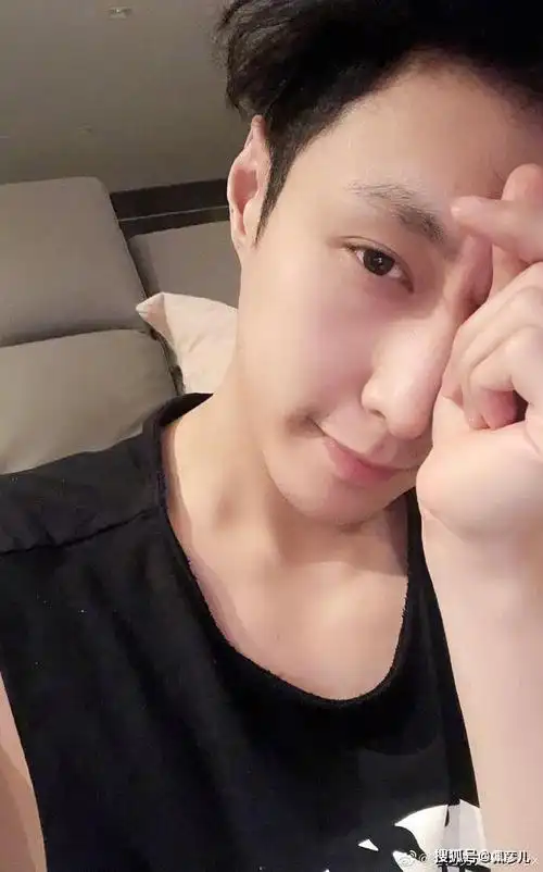 迟来的情人节祝福张艺兴凌晨照比心干净清爽