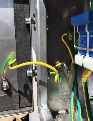 配电箱的柜门与柜体的连接