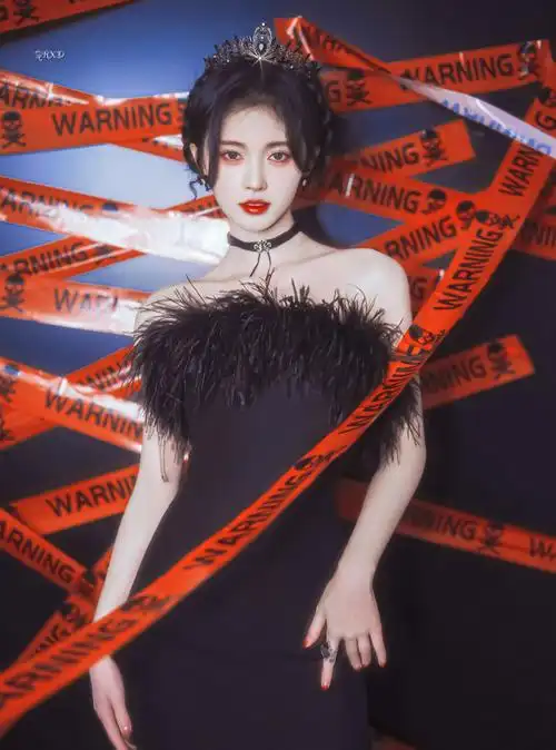 鞠婧祎《千香》路透,轻松hold住荧光色服饰,眼妆却依旧一成不变