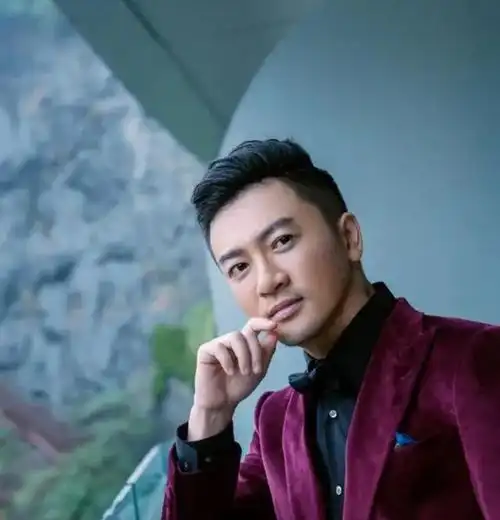 45岁苏有朋怎么还不老卡其色潮男西服搭配中分烫发斯文又帅气