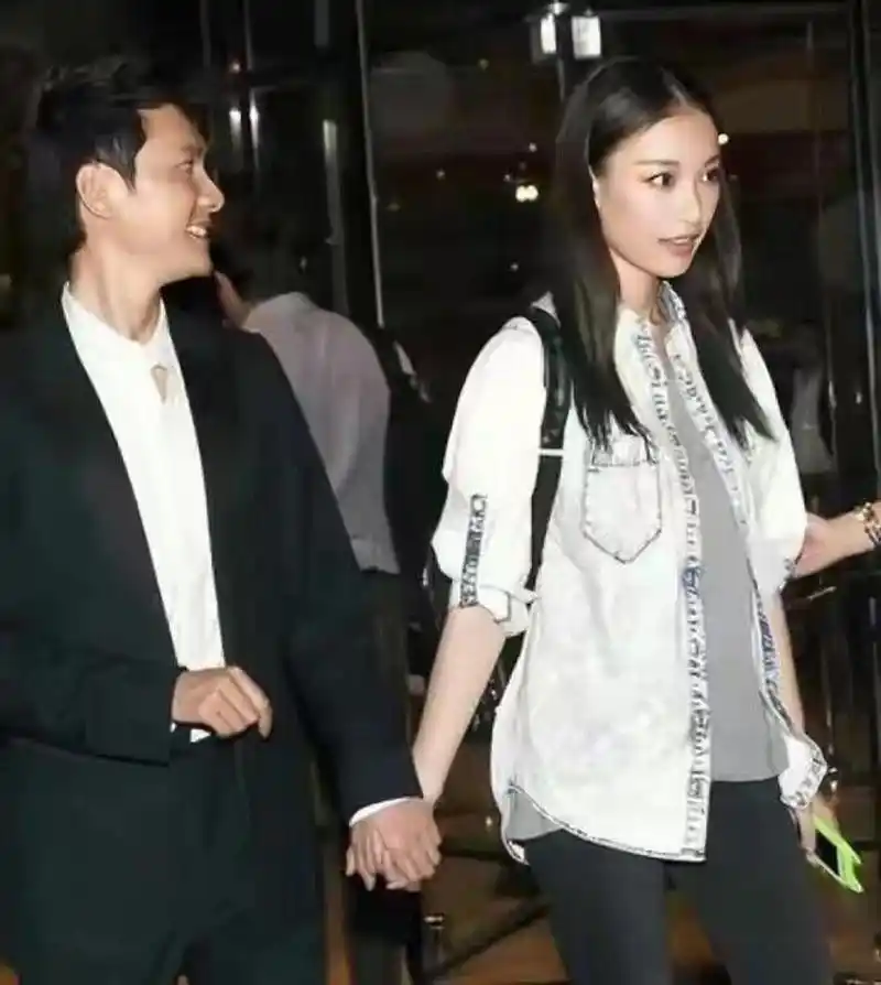 冯绍峰当初对倪妮一见钟情主动追求倪妮很快在一起啦!