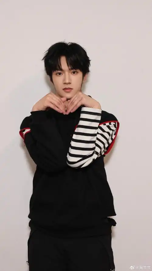 刘耀文晒比心照##刘耀文比心手势