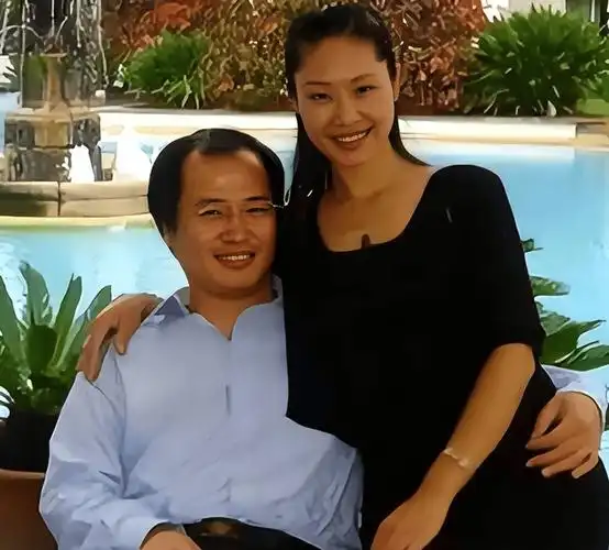 58岁于文华现状:与丈夫住农村,穿着朴素赶大集,享受田园生活