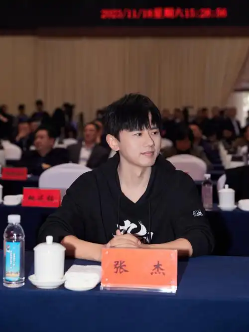 张杰在"民族团结进步文艺宣传活动"中演唱歌曲《少年中国说》