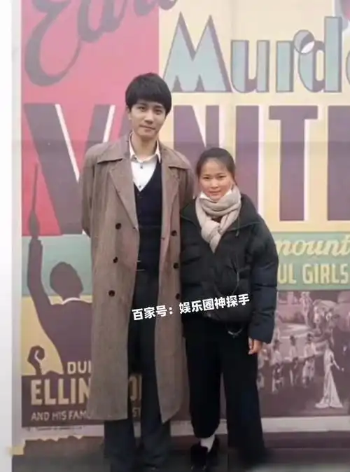 看到彭冠英和工作人员的合影粉丝身高悬殊