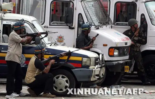 11月28日,印度安全部队成员在孟买泰姬玛哈酒店外与恐怖分子展开枪战