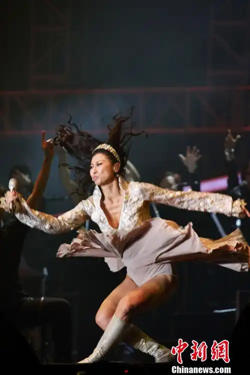 52岁叶倩文开演唱会尺度大开秀热舞豪放露底