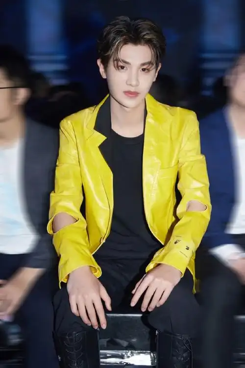 黄明昊午夜氛围感大片