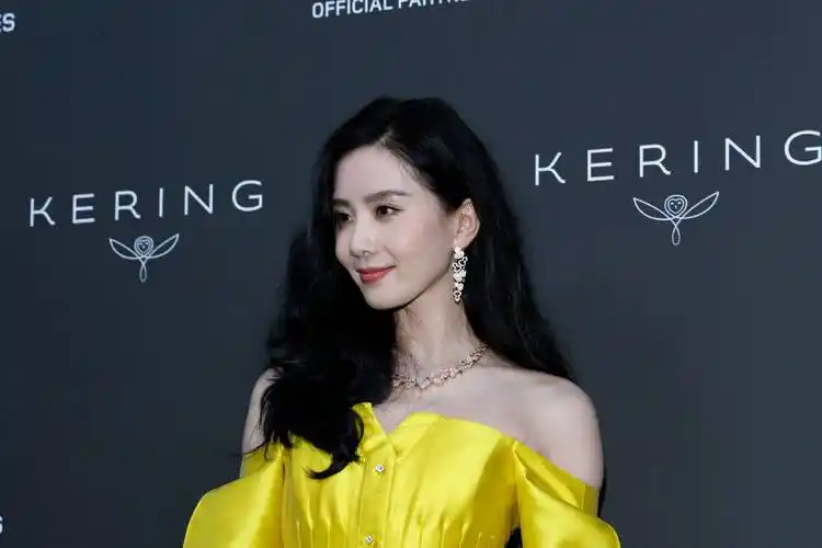 刘诗诗亮相戛纳红毯仪态好但无作品,礼服暗淡眼神迷茫靠珠宝衬托_电影