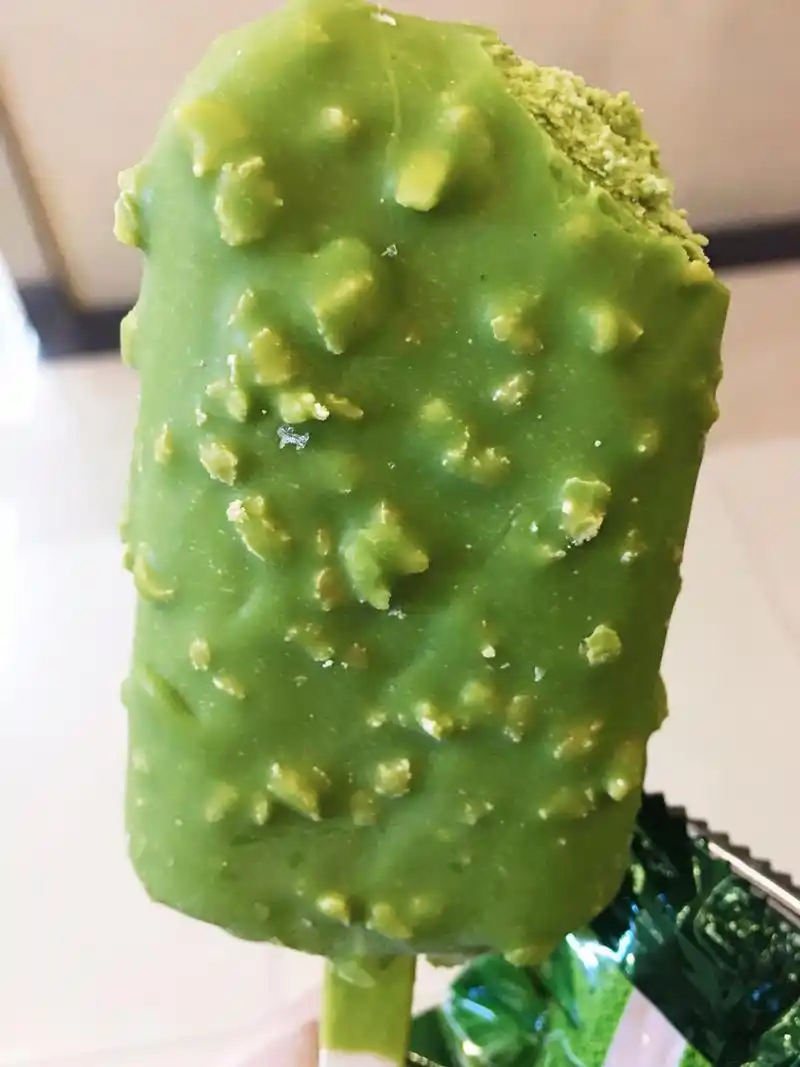 明治抹茶巧克力雪糕-外边的脆皮超好吃