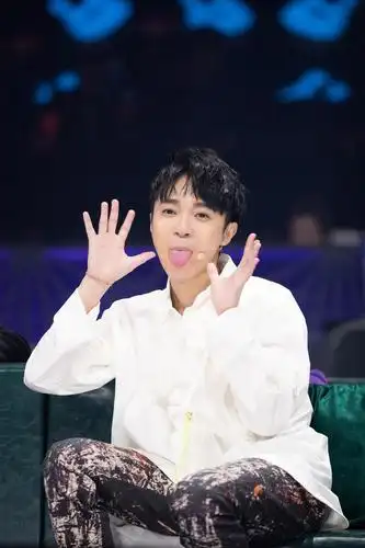 看完昨晚《乐队的夏天》吴青峰的现场谁还敢说他是小清新自己发微博