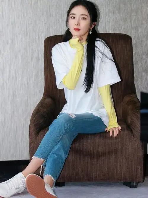 辣妈杨幂新封面好a身穿紧身衣牛仔裤搭配黑长直发型气场十足