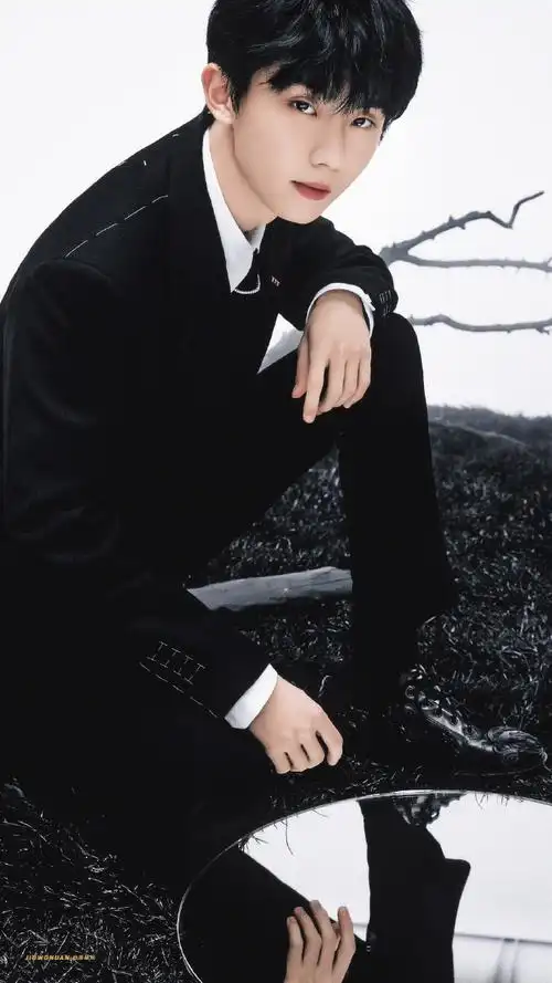 马嘉祺黑西装荒野大片