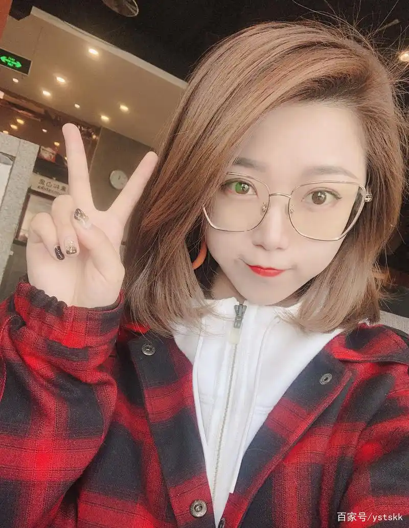 可爱真实护士美女生活照 朋友圈素材同一个人自拍照