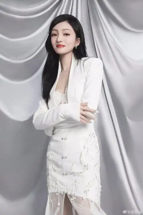 张韶涵晒九宫格美照白西装配轻纱优雅干练