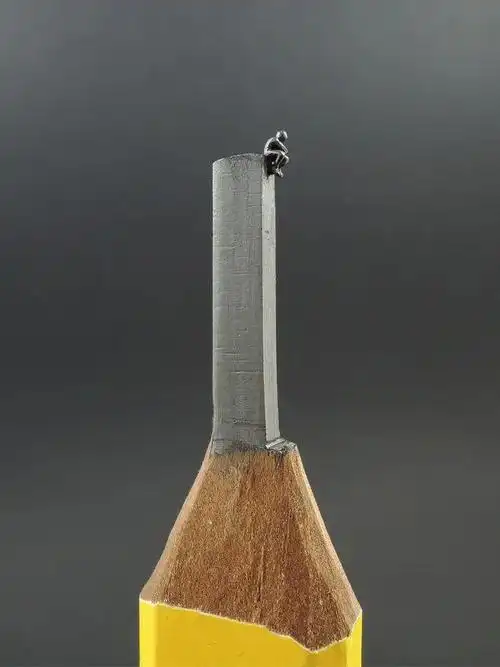 他在笔尖上搞艺术几毫米的空间绽放令人惊叹的微雕艺术