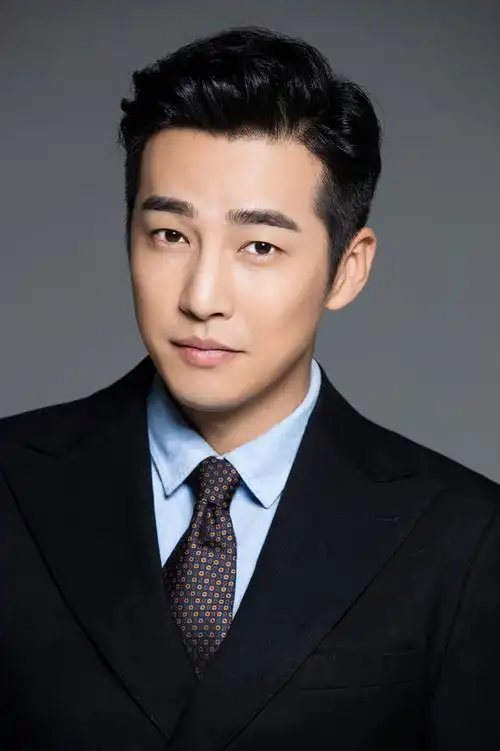 邹廷威西装写真曝光 率性优雅展绅士本质_网易娱乐