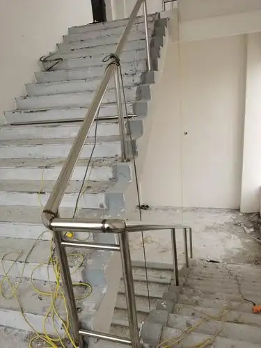 11#厂房西侧楼梯扶手安装