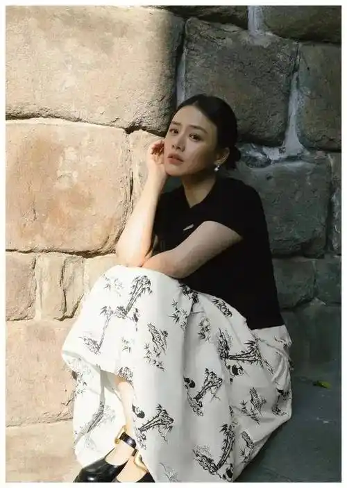 马思纯惊艳亮相水墨裙典雅笑颜散发东方魅力