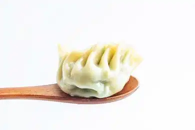 一只饺子在白背景上