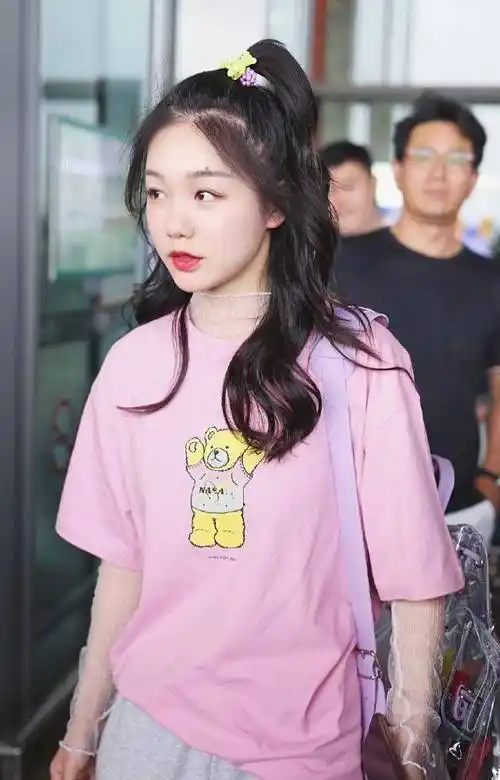 徐梦洁身材一去不复返,穿粉色短袖少女感十足,腹肌腰秒变水桶腰_衣服