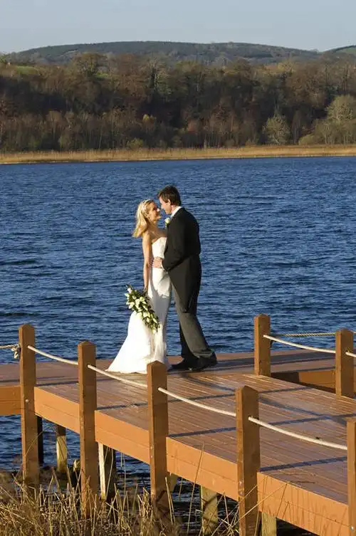 新郎,站,竖图,室外,婚纱,爱情,婚礼,幸福,湖,英国,北爱尔兰,正装,浪漫