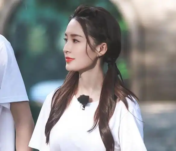 极限挑战路透李沁甜美双马尾现身丸子头少女感十足