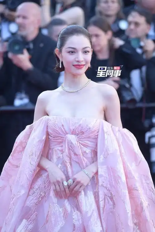 钟楚曦戛纳红毯回眸##钟楚曦仙气粉纱裙##钟楚曦东方玉芙蓉
