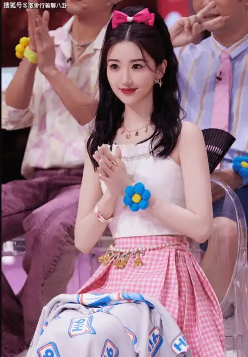 女星毛晓彤美照,白色吊带粉色短裙粉色蝴蝶结,化身粉红红芭比_照片