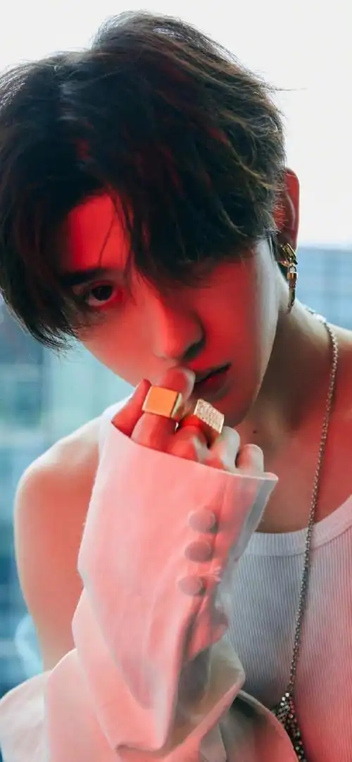 蔡徐坤高颜值帅气写真手机壁纸- 优美时光