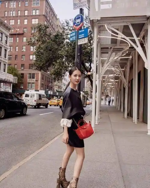 陈钰琪气场真不用吹,穿9千的毛衣配1万的裙子,大佬范十足_黑色_白色