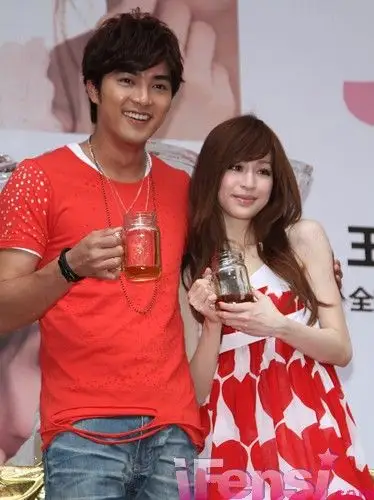 王心凌在拍摄偶像剧《加油查美乐》时,和男主角贺军翔传出暧昧,对此