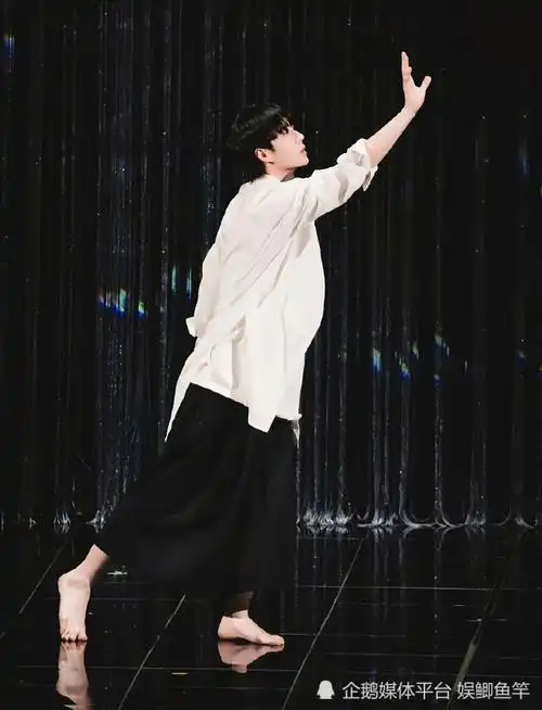 王一博赤脚跳舞,像一只翩翩