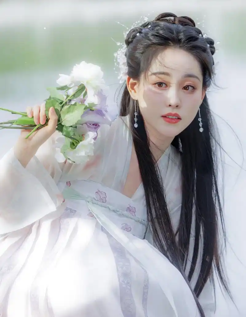 祝绪丹白色汉服仙气飘飘优雅写真