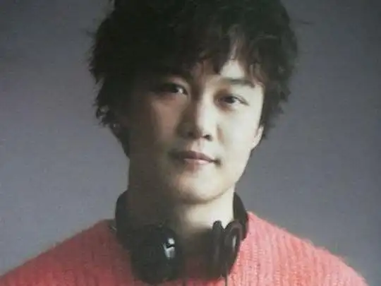 第2张图片是年轻时候的陈奕迅,我不服,就去找了陈奕迅年轻时的照片,这