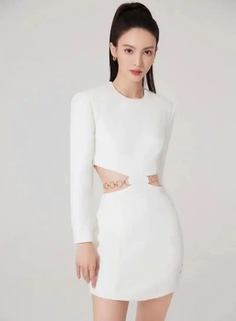 金晨这身露腰白裙,搭配高马尾,大秀完美身材,又酷又飒,魅力十足