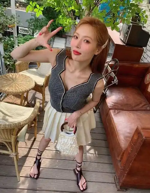 泫雅舞台表演出意外衣服蝴蝶结大幅散开引发韩网各种争议