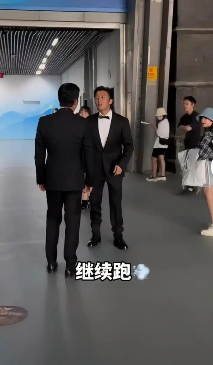 5月23日,吴京和谢霆锋受邀参加中国电影华表奖颁奖典礼.