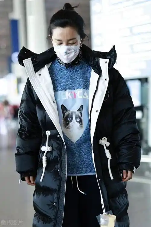 街拍:李冰冰印花毛衣 运动裤 运动鞋 印花丝巾温暖时尚